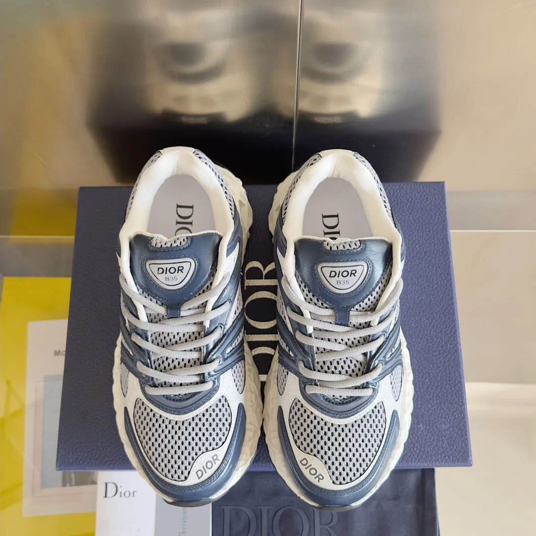 【DIOR】P:800💰 Men's 39-44. (Male 45.46 custom-made) Dior kawa Dior joint 2025ss casual sports shoes‼ ️ Reinterpret running shoes with dior’s haute couture style. b35 is made of fine-textured leather and mesh fabric materials. It can be worn in all seasons, is comfortable and breathable, and has many lines on the shoe body to outline details. It has a full retro three-dimensional feel and can create a casual look all year round!